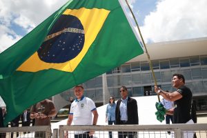 Bolsonaro sobe discurso em ato contra Congresso: 