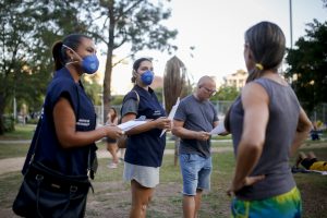 Porto Alegre: Idosos são orientados sobre coronavírus em praças da Capital