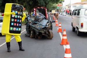 Celular ao volante: proposta amplia pena de motorista que causar acidente com morte