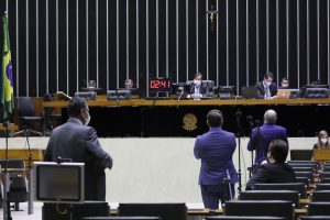 Deputados divergem sobre decisão do STF de abrir inquérito contra Bolsonaro