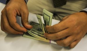 Dólar cai pela primeira vez em 11 dias com menos casos de coronavírus. Bolsa de valores disparou 6,52% em dia de recuperação