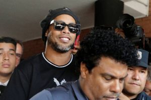 Ronaldinho e Assis pagam fiança milionária e vão para prisão domiciliar