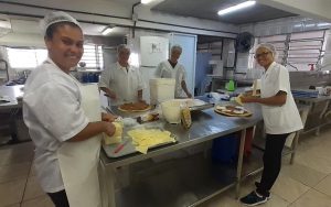 RS: Rede Master de Hotéis doa mais de 90 quilos de alimentos para instituição da Capital