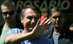 'Parece que vírus começa a ir embora', diz Bolsonaro, antes do pico da pandemia esperado pelo Ministério da Saúde