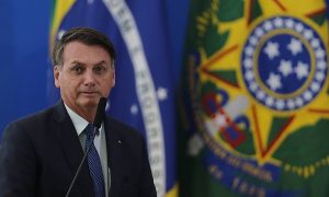 'É um risco que eu corro', reconhece Bolsonaro sobre sua pressão para comércio reabrir em meio à epidemia de Coronavírus; O Globo