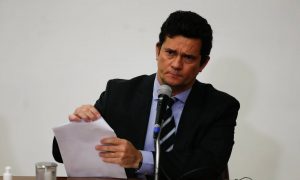 Moro diz sofrer 'campanha de fake news' e parodia slogan de Bolsonaro: 'verdade acima de tudo'; O Globo