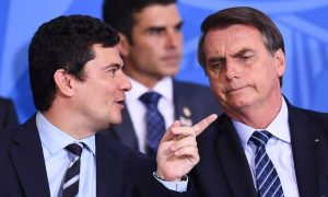 Bolsonaro e Moro discutem no Twitter sobre quem defendeu quem durante as crises do governo; O Globo