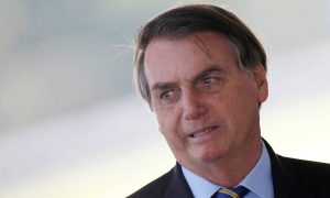 Bolsonaro se reúne com Mandetta para 'ajustar sintonia' e cogita fazer novo pronunciamento