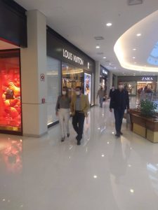 Mourão aproveita reabertura de shoppings em Brasília e faz compras ao lado da mulher; O Estado de São Paulo