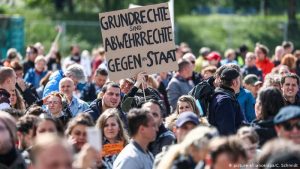 Stuttgart proíbe protesto contra medidas restritivas; Deutsche Welle