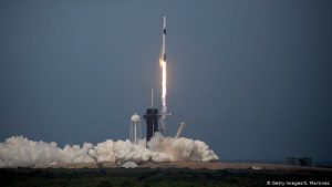 Foguete da SpaceX parte rumo à ISS; Deutsche Welle