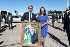 Artista plástica gaúcha homenageia Bolsonaro com pintura em óleo sobre tela. Maureen Braz entregou pessoalmente o presente ao presidente