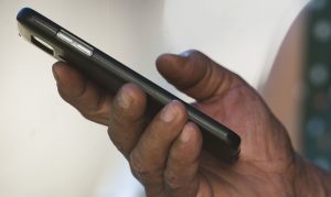 Acesso à internet é exclusivo no celular para 59% no Brasil