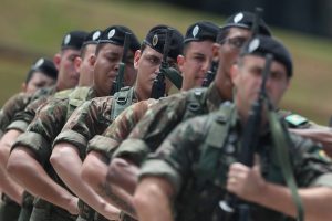 Decreto de Bolsonaro inclui avião para Exército; brigadeiros criticam; O Estado de São Paulo