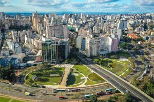 Porto Alegre: Rápido aumento na demanda por UTIs faz prefeito decretar fechamento do comércio da Capital