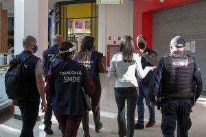 Porto Alegre: Fiscalização interdita lojas em shopping e no Centro por descumprimento de decreto