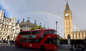 Reino Unido revisa distanciamento antes de nova fase de flexibilização