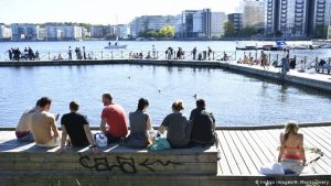 Política da Suécia para coronavírus assusta residentes estrangeiros; Deutsche Welle