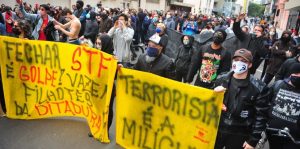 Porto Alegre: Grupos contra e pró-Bolsonaro protestam no Centro de Porto Alegre