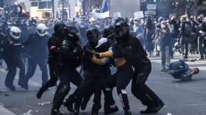 Polícia bloqueia marcha contra o racismo em Paris e protesto termina em violência; RFI