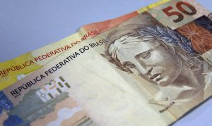 Concessões de crédito recuaram e juros caíram em maio