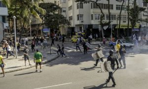 Manifestações têm confronto entre torcedores, bolsonaristas e policiais em São Paulo e no Rio; O Globo