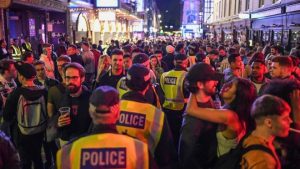 'Bêbados não cumprem distanciamento social', diz associação policial após bares reabrirem na Inglaterra; BBC Brasil
