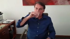 Lançada por Trump e propagandeada por Bolsonaro, hidroxicloroquina está vetada em hospitais nos EUA; BBC Brasil