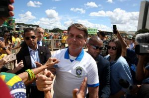 Nos últimos 14 dias, Bolsonaro se aglomerou e interagiu, sem máscara, com centenas de pessoas; Folha de São Paulo