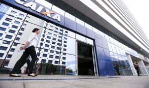 Caixa abre agências neste sábado para atender auxílio emergencial