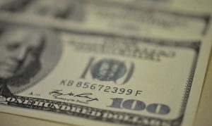 Dólar cai na semana e é vendido a R$ 5,32