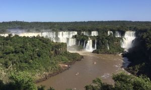 Foz do Iguaçu aposta no turismo de compras para restabelecer economia