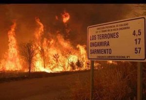 Fortes incêndios na Argentina provocam retiradas e ameaçam casas