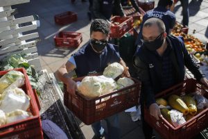 Porto Alegre: Prefeitura apreende 900 kg de alimentos vendidos de forma irregular no Centro Histórico