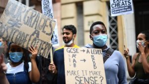 'Algoritmo roubou meu futuro': solução para 'Enem britânico' na pandemia provoca escândalo; BBC