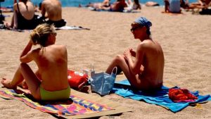 Por que ministro do interior da França defendeu publicamente topless nas praias