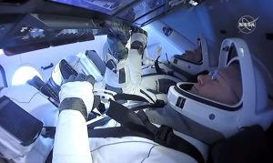 Astronautas da Nasa completam missão no espaço a bordo da SpaceX