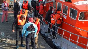Migrantes retomam travessia ilegal do Canal da Mancha e preocupam autoridades britânicas; RFI