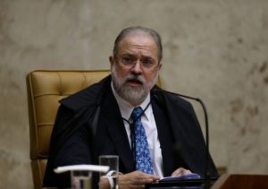 Tom conciliatório na fala de Aras causa desconfiança entre procuradores; Folha de São Paulo