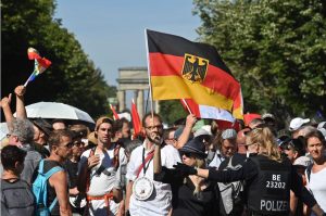 Neonazistas, conspiracionistas e antivacinas marcham na Alemanha pelo fim do isolamento social; El País