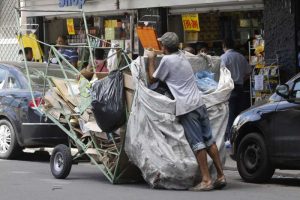 Há 12 anos em debate, proibição de circulação de carrinhos de catadores pode entrar em vigor em setembro em Porto Alegre; Jornal do Comércio