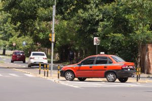 Porto Alegre: Câmara mantém suspensão da cobrança de taxas para táxis e escolares na pandemia