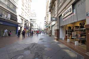 Comércio de Porto Alegre reabre com dia e hora para fechar; Jornal do Comércio