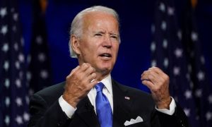 Opção é entre as trevas e a luz, diz Biden ao aceitar candidatura para enfrentar Trump em novembro; O Globo