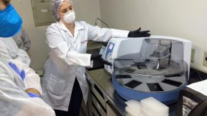 RS: Laboratório Central recebe novo equipamento para testagem de Covid-19