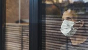 Testes podem estar dando positivo com vírus 'morto', diz cientista; BBC