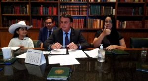 Bolsonaro contesta pena maior para maus-tratos a animais e diz que fará 'enquete' sobre sanção à lei; O Estado de São Paulo