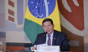 Hamilton Mourão rebate críticas às queimadas