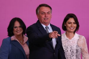 Programa liderado por Michelle Bolsonaro repassa doações a ONGs aliadas de Damares/ Folha de São Paulo