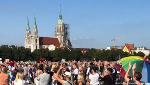 Polícia alemã interrompe marchas de negacionistas da covid-19; Deutsche Welle
